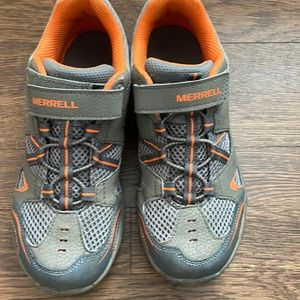Merrell boys hiking shoe boots. Size 4.5 kids